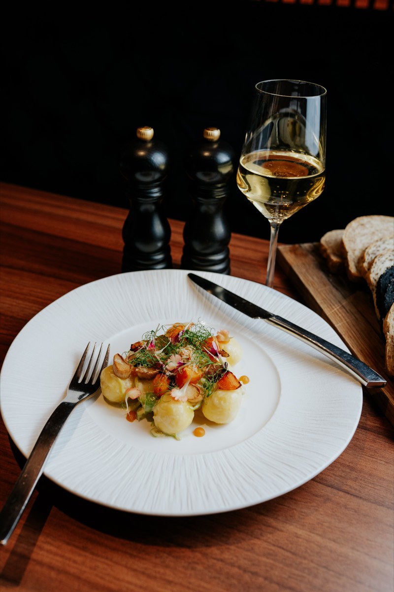 Gnocchi i kieliszek białego wina